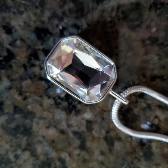 Costume jewelry necklace with large clear stone - Picture 3 of 6